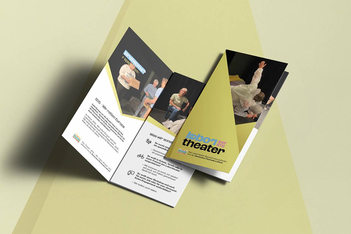 Ein aufgeschlagener, dreifach gefalteter Flyer in Gelb und Schwarz mit Fotos von Spielszenen und dem Titel „labortheater bayreuth“.